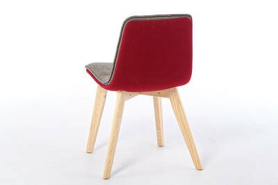 Farbenfrohe Softseating Stühle mit Holzgestell